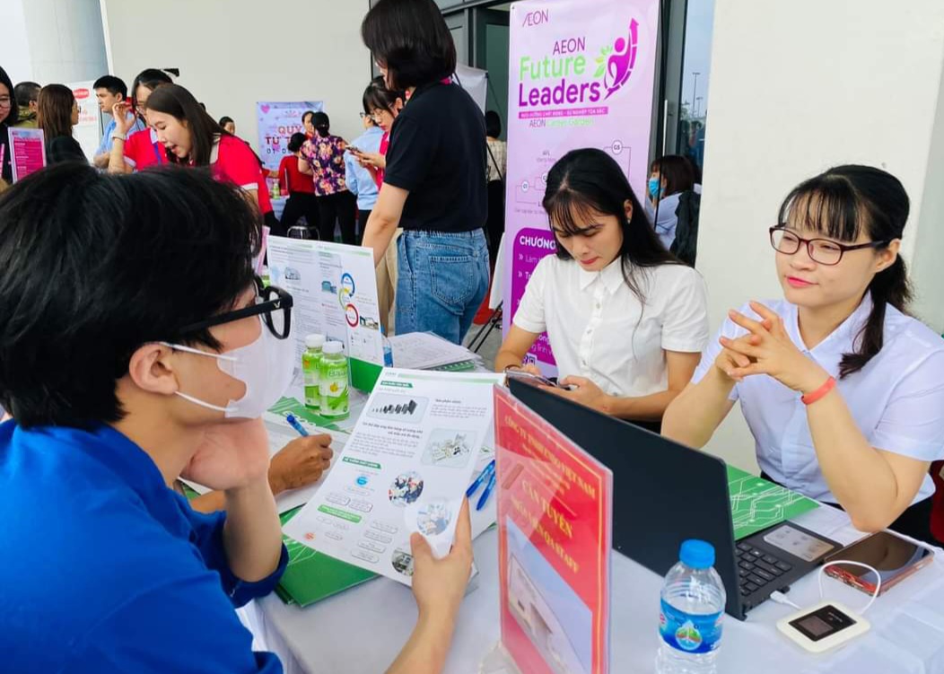 Doanh nghiệp trao đổi với người lao động trong quá trình phỏng vấn tìm việc. Ảnh: N.Dương.