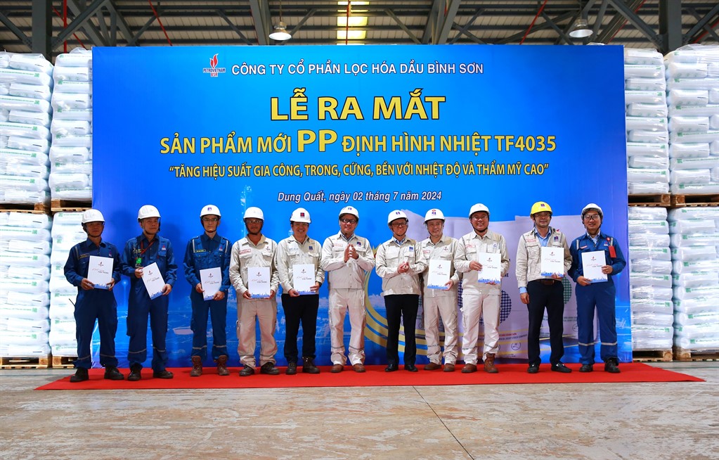 Ban lãnh đạo Công ty thưởng nóng cho các tập thể, cá nhân có hành tích xuất sắc trong quá trình nghiên cứu, sản xuất thành công sản phẩm PP định hình nhiệt TF4035.