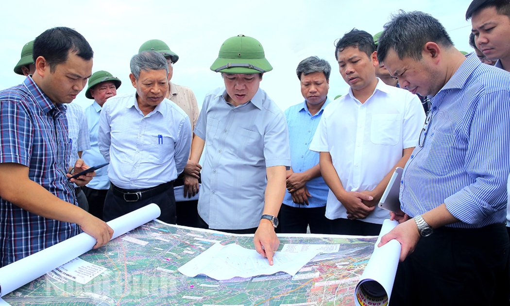 Chủ tịch UBND tỉnh Ninh Bình Phạm Quang Ngọc đi kiểm tra thực địa công tác chuẩn bị đầu tư và giải phóng mặt bằng Dự án đầu tư xây dựng tuyến đường bộ cao tốc Ninh Bình - Hải Phòng. Ảnh Báo Ninh Bình
