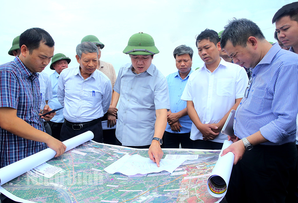 Chủ tịch UBND tỉnh Ninh Bình Phạm Quang Ngọc đi kiểm tra thực địa công tác chuẩn bị đầu tư và giải phóng mặt bằng Dự án đầu tư xây dựng tuyến đường bộ cao tốc Ninh Bình - Hải Phòng. Ảnh Báo Ninh Bình