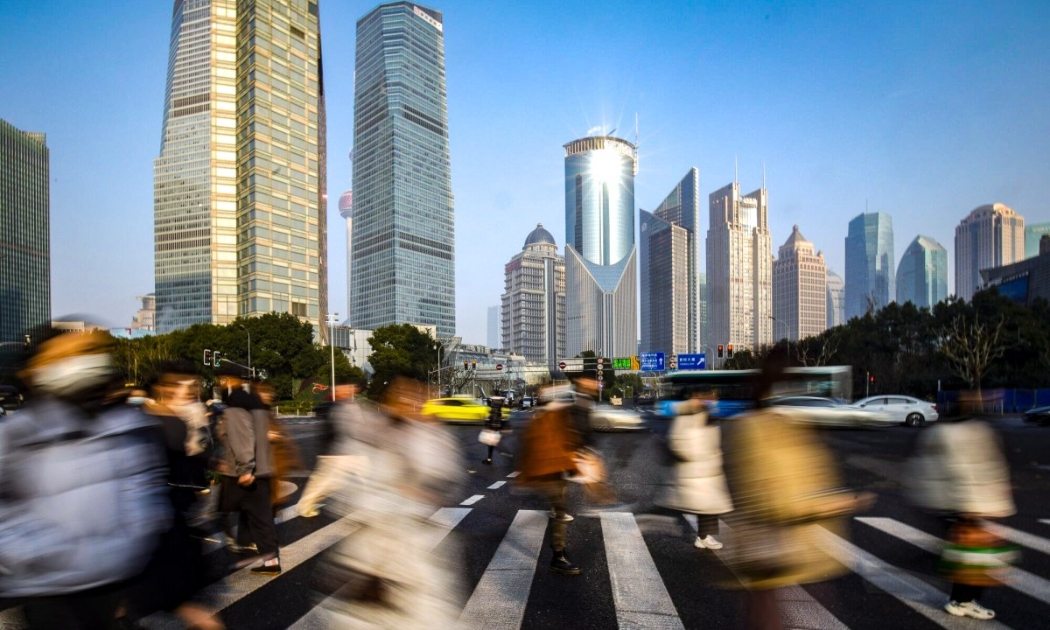 Người đi bộ qua đường ở khu tài chính Lujiazui, Thượng Hải - Ảnh: Bloomberg