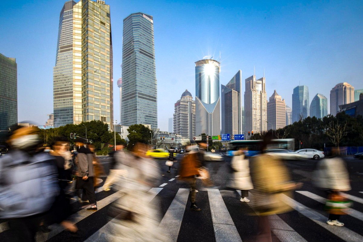 Người đi bộ qua đường ở khu tài chính Lujiazui, Thượng Hải - Ảnh: Bloomberg