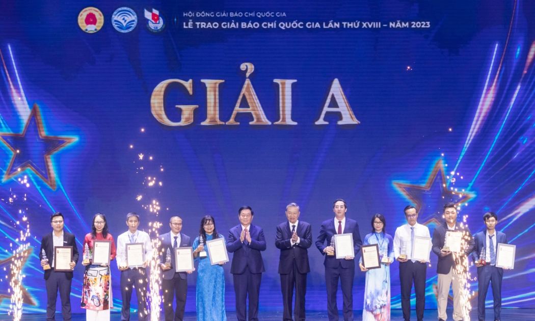 Chủ tịch nước Tô Lâm và Trưởng ban Tuyên giáo Trung ương Nguyễn Trọng Nghĩa trao giải cho các tác giả đoạt giải A Giải báo chí Quốc gia.