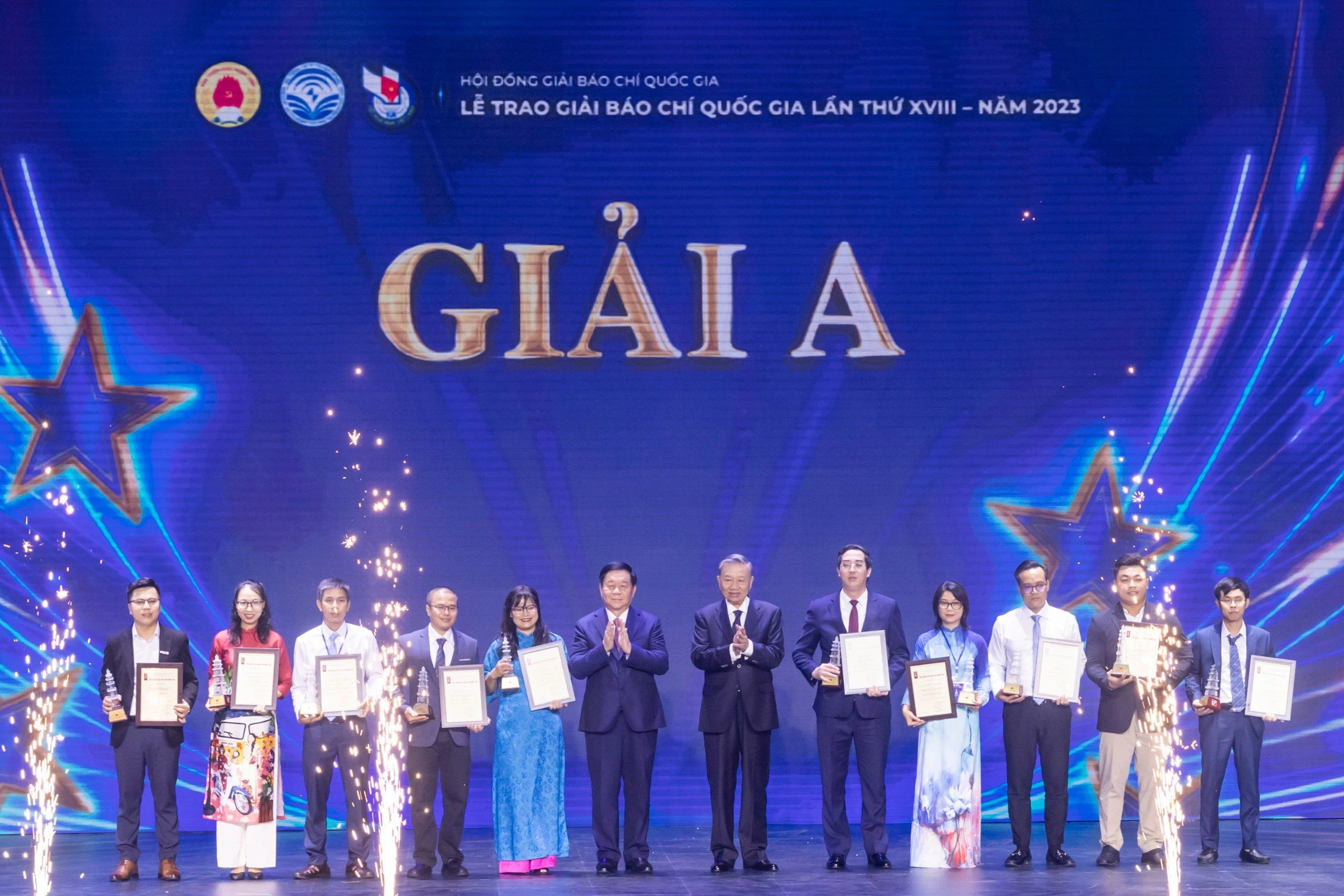 Chủ tịch nước Tô Lâm và Trưởng ban Tuyên giáo Trung ương Nguyễn Trọng Nghĩa trao giải cho các tác giả đoạt giải A Giải báo chí Quốc gia.
