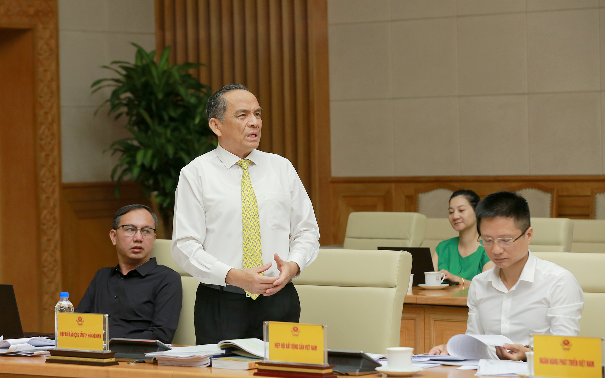 Chủ tịch HoREA Lê Hoàng Châu cho rằng không nên giới hạn sự lựa chọn của chủ đầu tư dự án nhà ở thương mại khi đóng tiền thực hiện nghĩa vụ về nhà ở xã hội - Ảnh: MK.