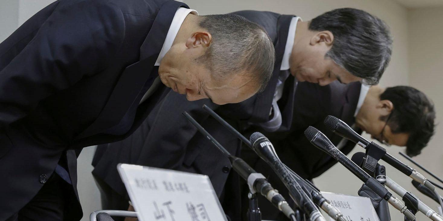 Chủ tịch Akihiro Kobayashi v&agrave; c&aacute;c gi&aacute;m đốc điều h&agrave;nh xin lỗi về những ca tử vong v&agrave; nhập viện li&ecirc;n quan đến thực phẩm bổ sung của h&atilde;ng.