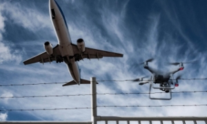 Drone gây thiệt hại cho máy bay truyền thống lớn hơn chim do vật liệu kim loại, pin lithium cứng và đặc hơn.