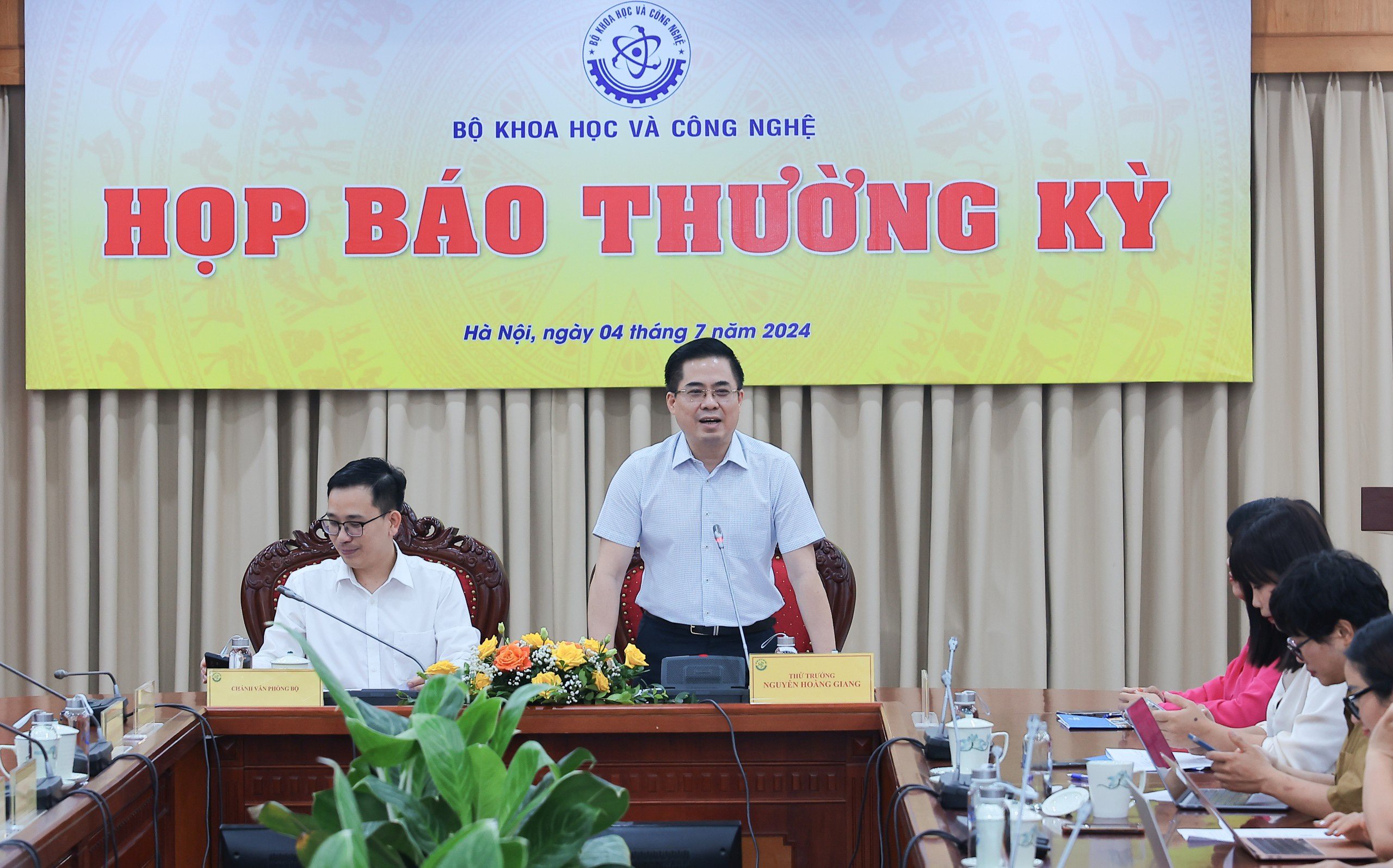 Thứ trưởng Bộ Khoa học v&agrave; C&ocirc;ng nghệ Nguyễn Ho&agrave;ng Giang chủ tr&igrave; họp b&aacute;o thường kỳ Qu&yacute; II/2024 của Bộ.