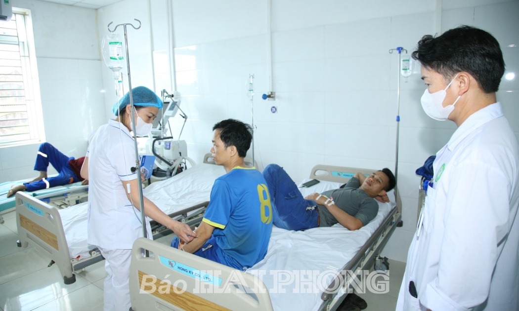 Công nhân vụ ngộ độc được điều trị tại bệnh viện. Ảnh: Báo Hải Phòng.