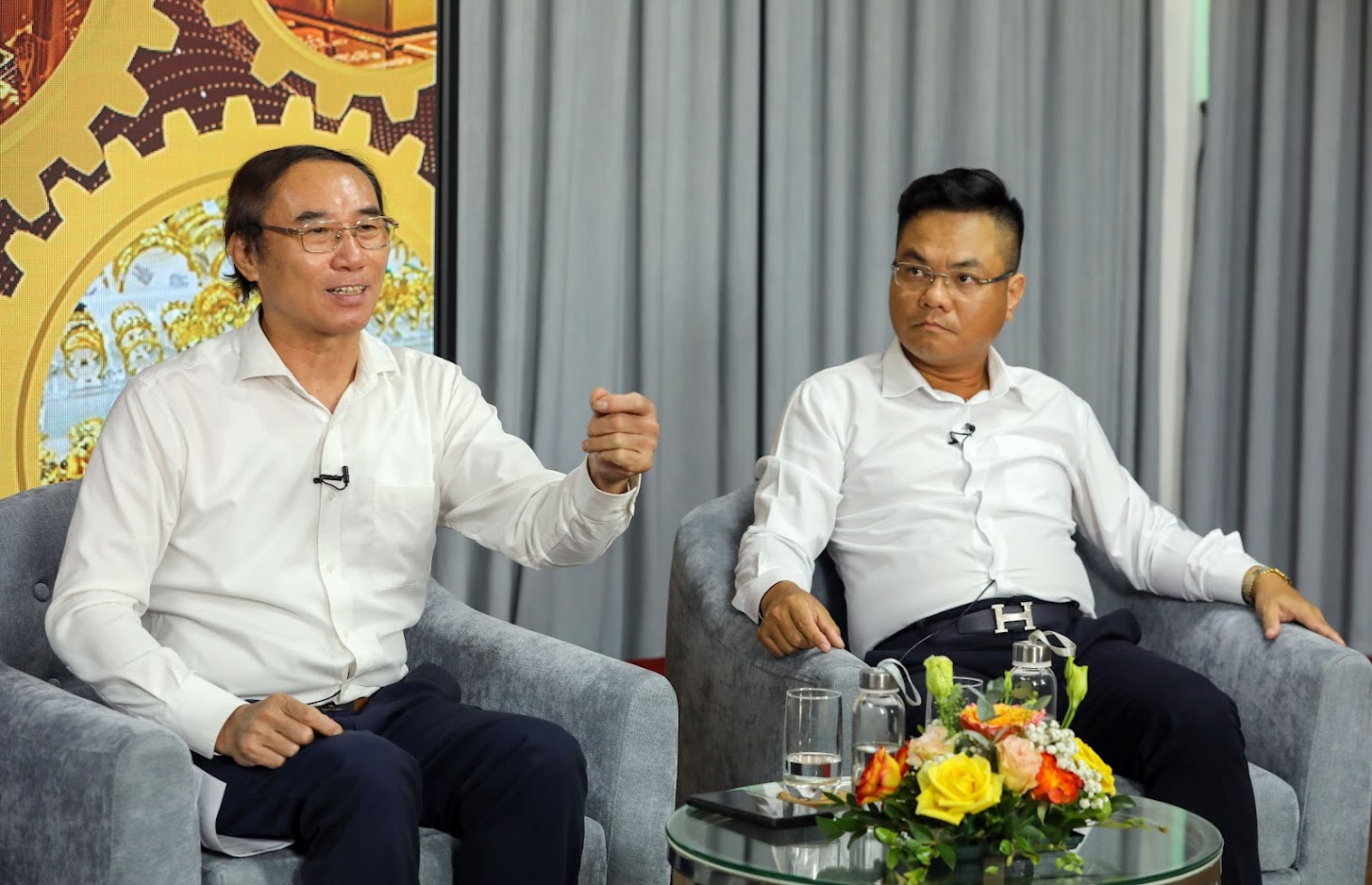 Diễn giả trao đổi tại tọa đ&agrave;m 