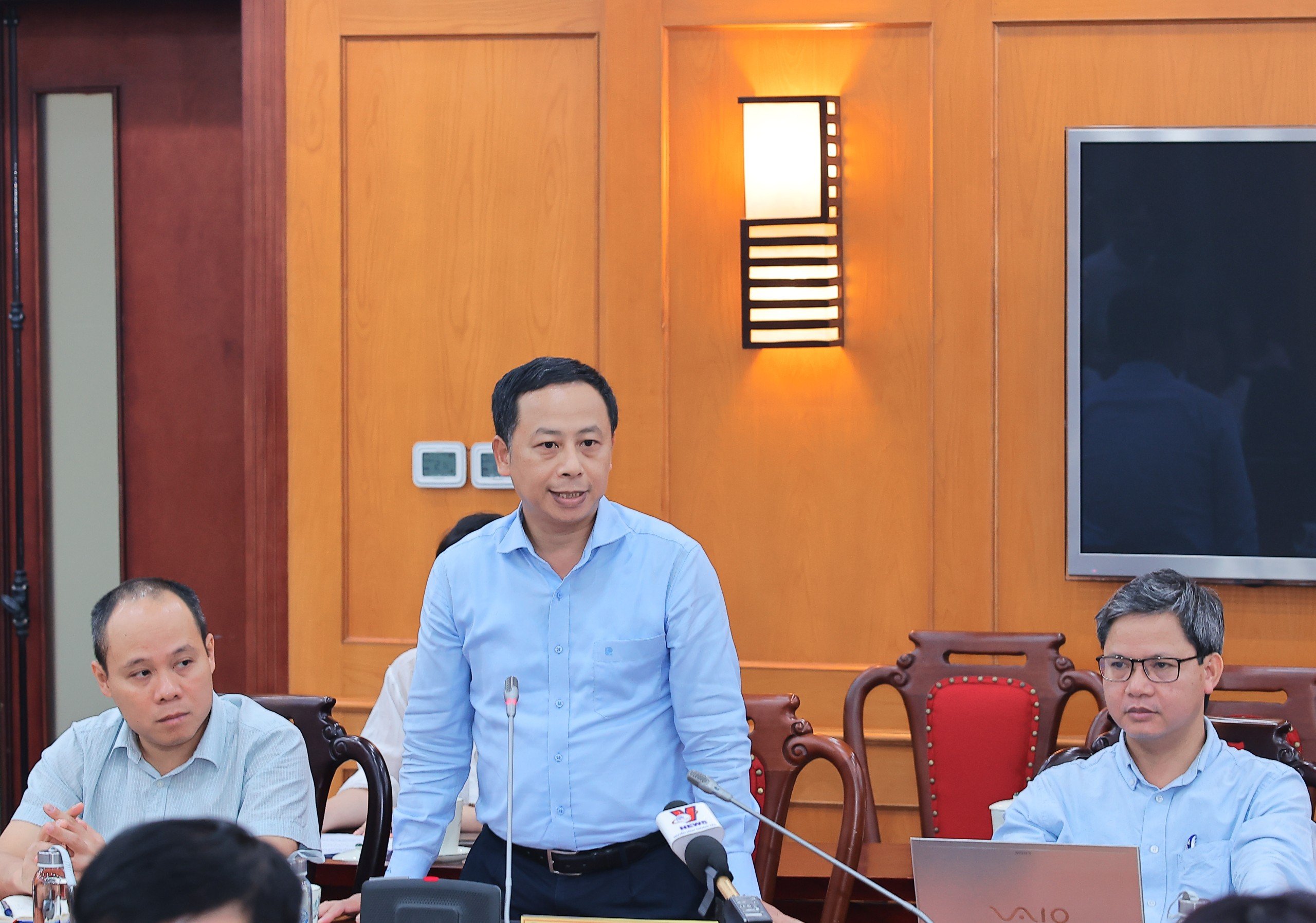 &Ocirc;ng Phạm Đ&igrave;nh Nguy&ecirc;n, Gi&aacute;m đốc Quỹ Ph&aacute;t triển Khoa học v&agrave; C&ocirc;ng nghệ Quốc gia trao đổi với b&aacute;o ch&iacute;.