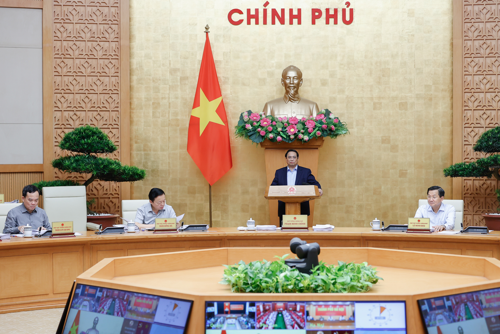 Thủ tướng chỉ rõ trong chỉ đạo điều hành, cần lưu ý quý 3, quý 4 có ý nghĩa đặc biệt quan trọng của năm 2024 để phấn đấu đạt mức cao nhất kế hoạch năm 2024 - Ảnh: VGP
