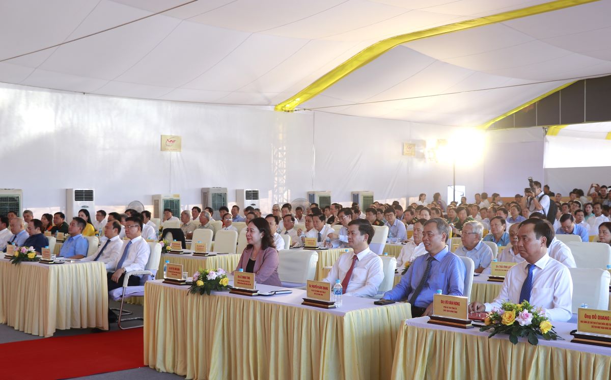 Các lãnh đạo trung ương và địa phương dự lễ khởi công. Ảnh: Hưng Thơ