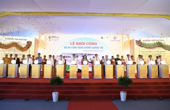 C&aacute;c đại biểu mấm n&uacute;t khởi c&ocirc;ng x&acirc;y dựng Cảng h&agrave;ng kh&ocirc;ng Quảng Trị. Ảnh: Nhật Minh