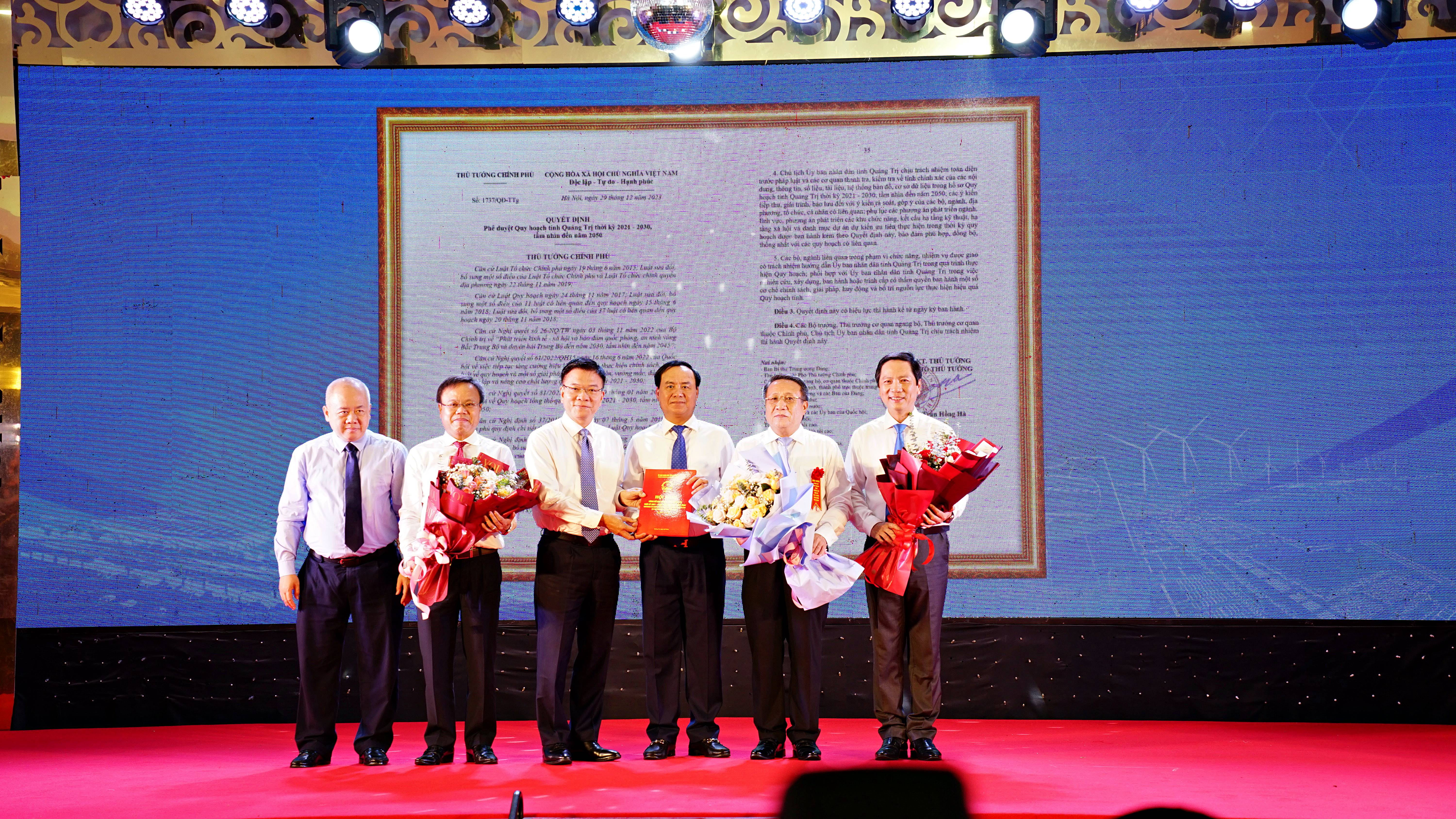 Ph&oacute; Thủ tướng Ch&iacute;nh phủ L&ecirc; Th&agrave;nh Long; Thứ trưởng Bộ Kế hoạch v&agrave; Đầu tư Đỗ Th&agrave;nh Trung trao quyết định của Thủ tướng Ch&iacute;nh phủ ph&ecirc; duyệt Quy hoạch tỉnh Quảng Trị thời kỳ 2021 -2030, tầm nh&igrave;n đến năm 2050 cho l&atilde;nh đạo tỉnh Quảng Trị - Ảnh: L&ecirc; An