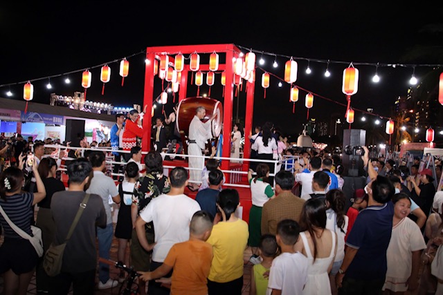 Màn nhảy Bon Odori với  chiệc trống Taiko của Da Nang Mikazuki thu hút hàng nghìn người dân và du khách thích thú thưởng ngoạn.