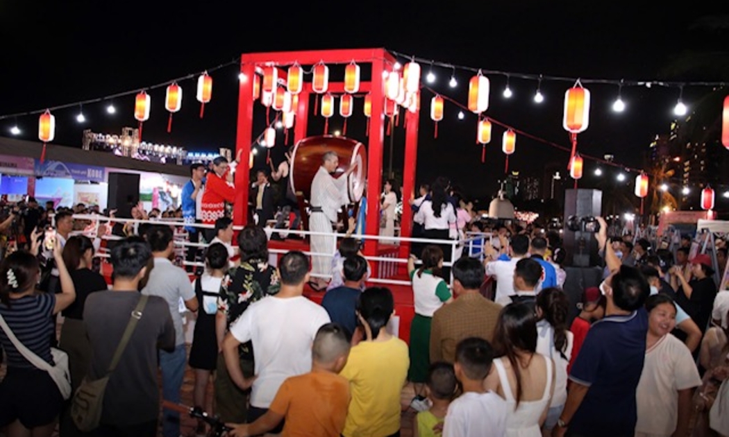 Màn nhảy Bon Odori với chiệc trống Taiko của Da Nang Mikazuki thu hút hàng nghìn người dân và du khách thích thú thưởng ngoạn.