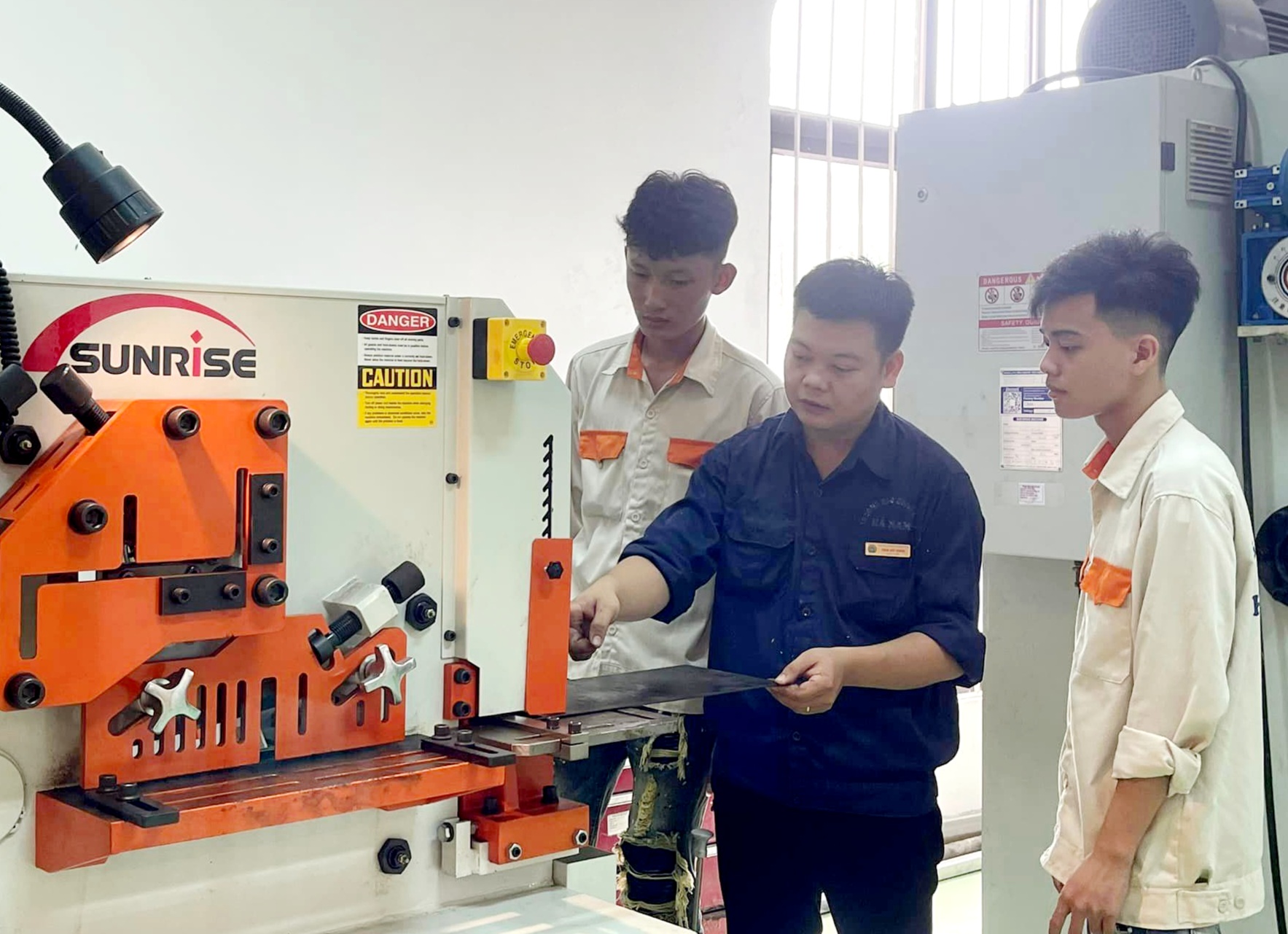 Việc đào tạo gắn với yêu cầu của doanh nghiệp sẽ đảm bảo tốt cơ hội việc làm cho sinh viên. 
