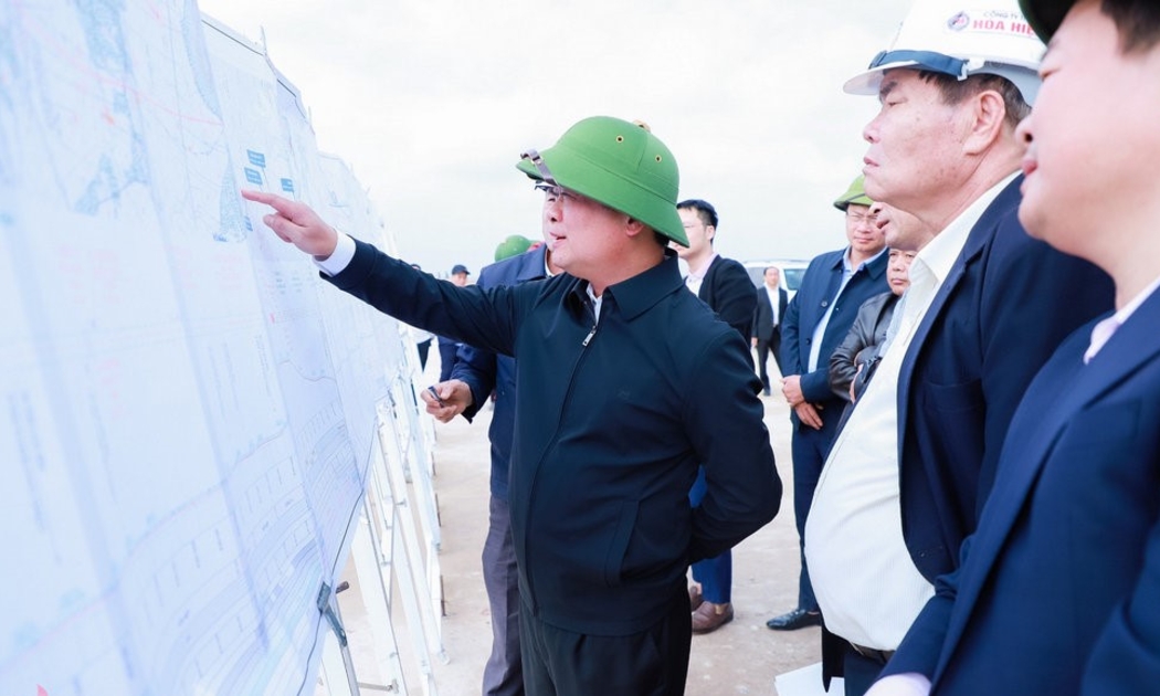 Bí thư Tỉnh ủy Nghệ An Thái Thanh Quý kiểm tra tiến độ thi công tại nút giao với Quốc lộ 46B đoạn Diễn Châu - Bãi Vọt. Ảnh NTV