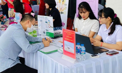 Doanh nghiệp tại Nghệ An chật vật tuyển công nhân, kỹ sư 