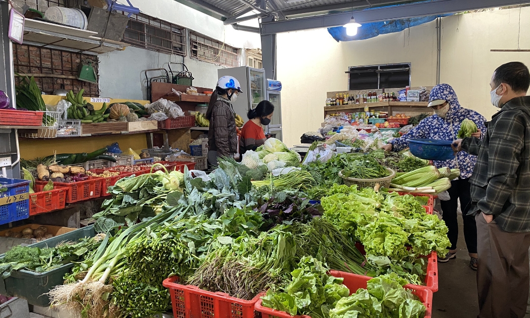 Giá cả hàng hóa nhích tăng cục bộ tại một số chợ dân sinh không hẳn do lương tăng mà do nguồn cung gián đoạn.
