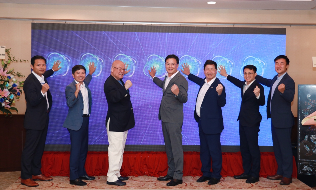 Đại sứ Đặc mệnh toàn quyền Việt Nam tại Nhật Bản Phạm Quang Hiệu; Chủ tịch Hội đồng Sáng lập Hiệp hội Phần mềm và Dịch vụ công nghệ thông tin Việt Nam (VINASA), Chủ tịch Tập đoàn FPT Trương Gia Bình; Phó Tổng Giám đốc FPT Software kiêm Tổng Giám đốc FPT Japan Đỗ Văn Khắc và các đại diện của Hiệp hội VADX Japan.