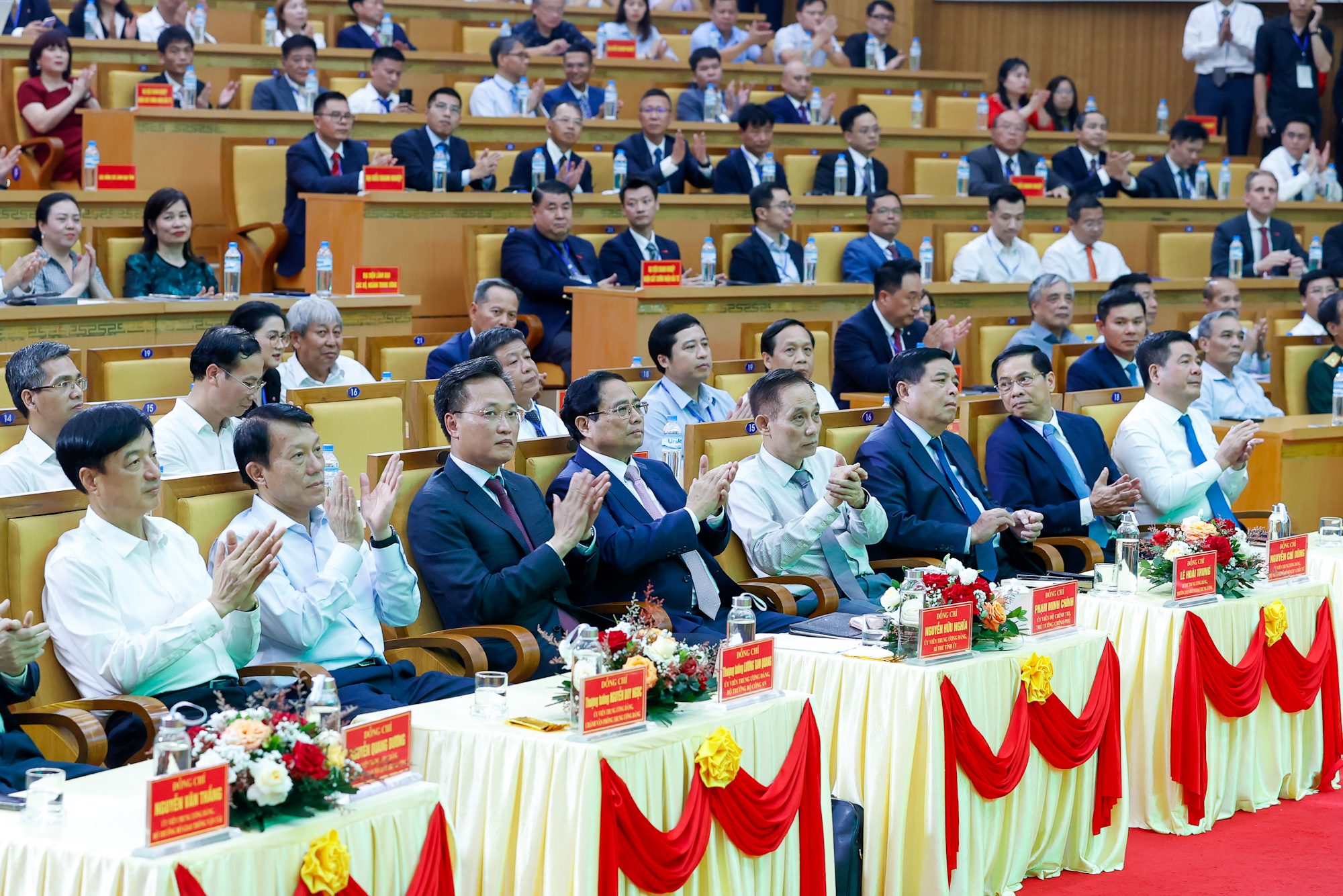 Thủ tướng Phạm Minh Chính và các đại biểu tại Hội nghị công bố Quy hoạch tỉnh Hưng Yên. Ảnh: VGP.
