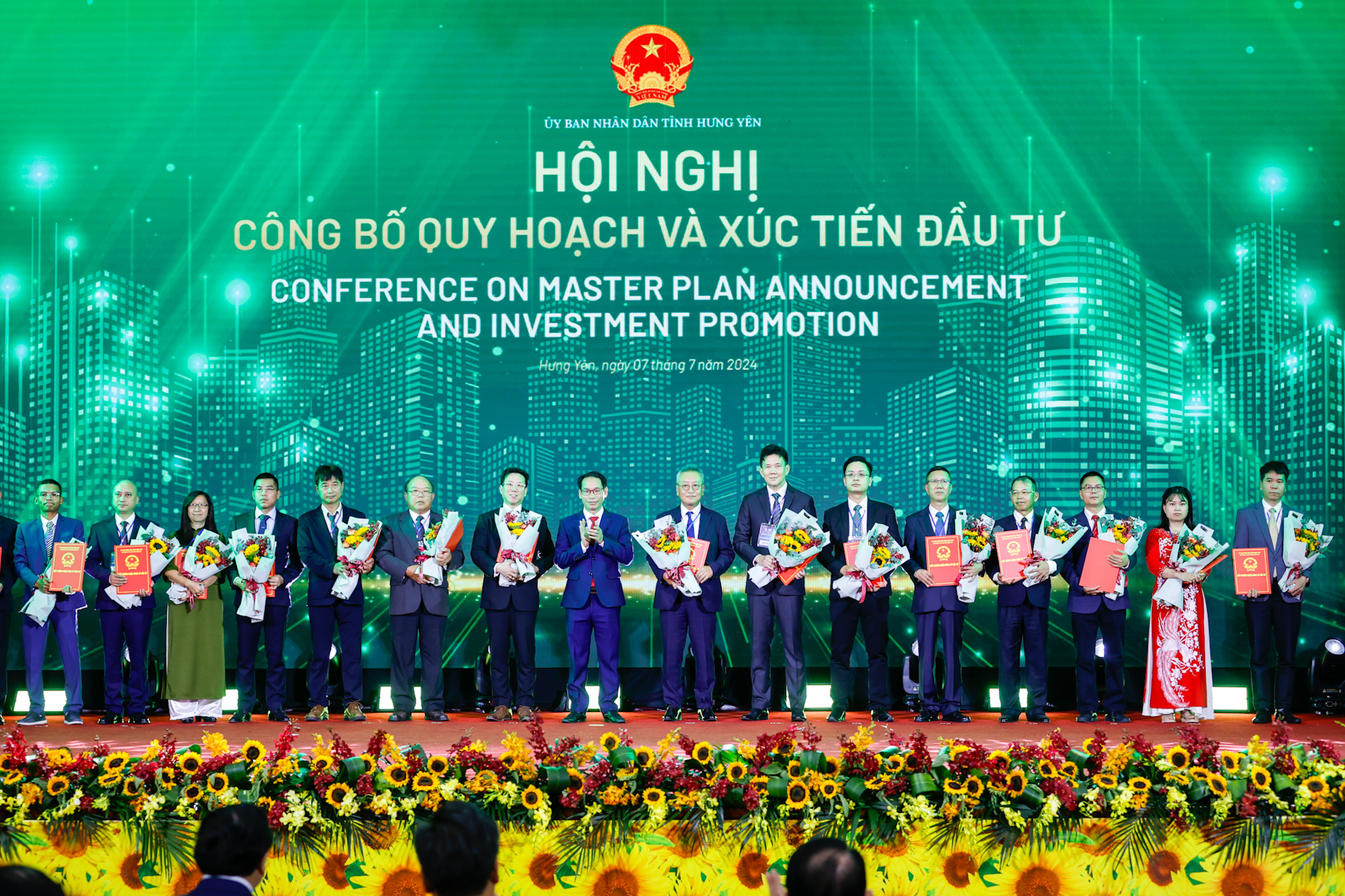 Thủ tướng Phạm Minh Chính và Bộ trưởng Bộ Kế hoạch và Đầu tư Nguyễn Chí Dũng trao Quyết định phê duyệt Quy hoạch cho lãnh đạo tỉnh Hưng Yên. Ảnh: VGP.