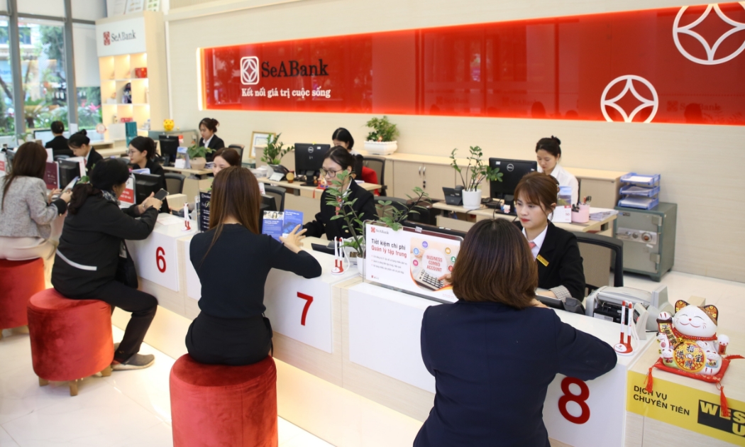 Khách hàng giao dịch tại SeABank.