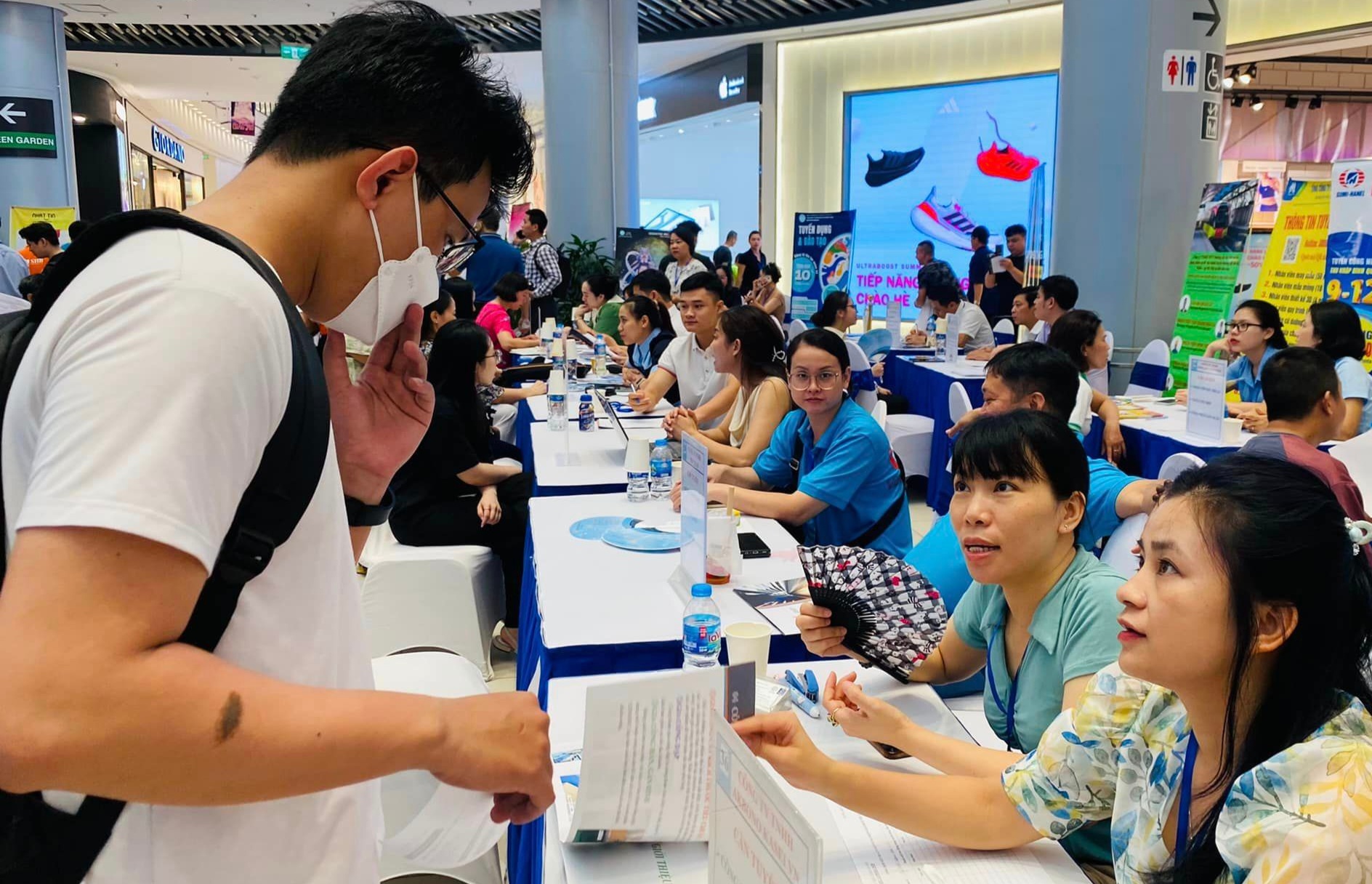 Lao động tìm việc làm. Ảnh: Thanh Hải.