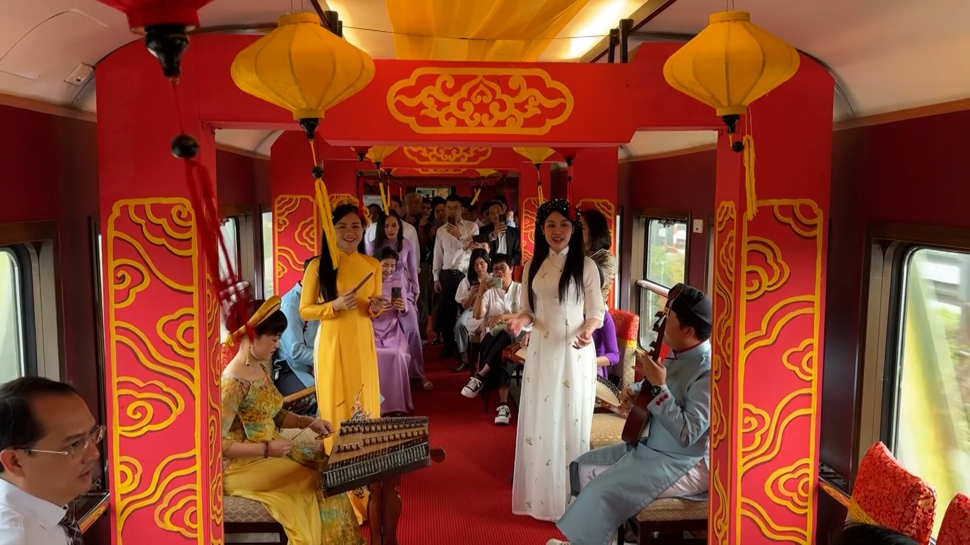 Thưởng thức ca Huế trên chuyến tàu “Kết nối di sản miền Trung”.