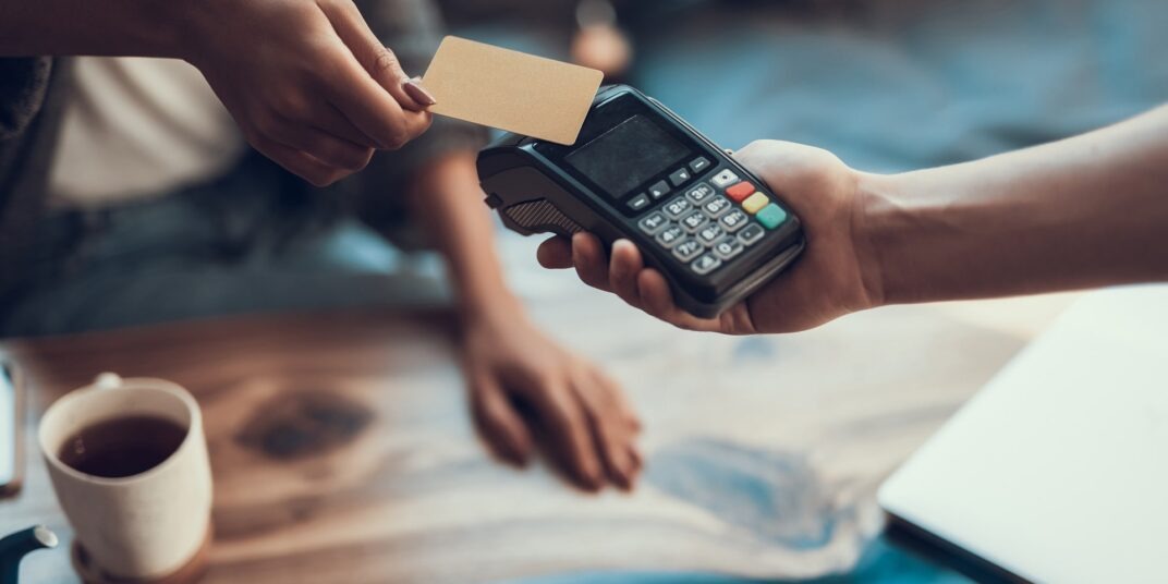 Khoảng 98% dân số ở Thụy Điển sở hữu thẻ ngân hàng. Ảnh minh họa