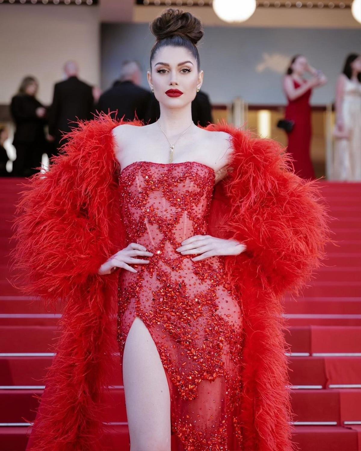 Miss Grand International 2022 - Isabella Menin diện một thiết kế của NTK Lê Thanh Hòa tại Cannes năm nay.