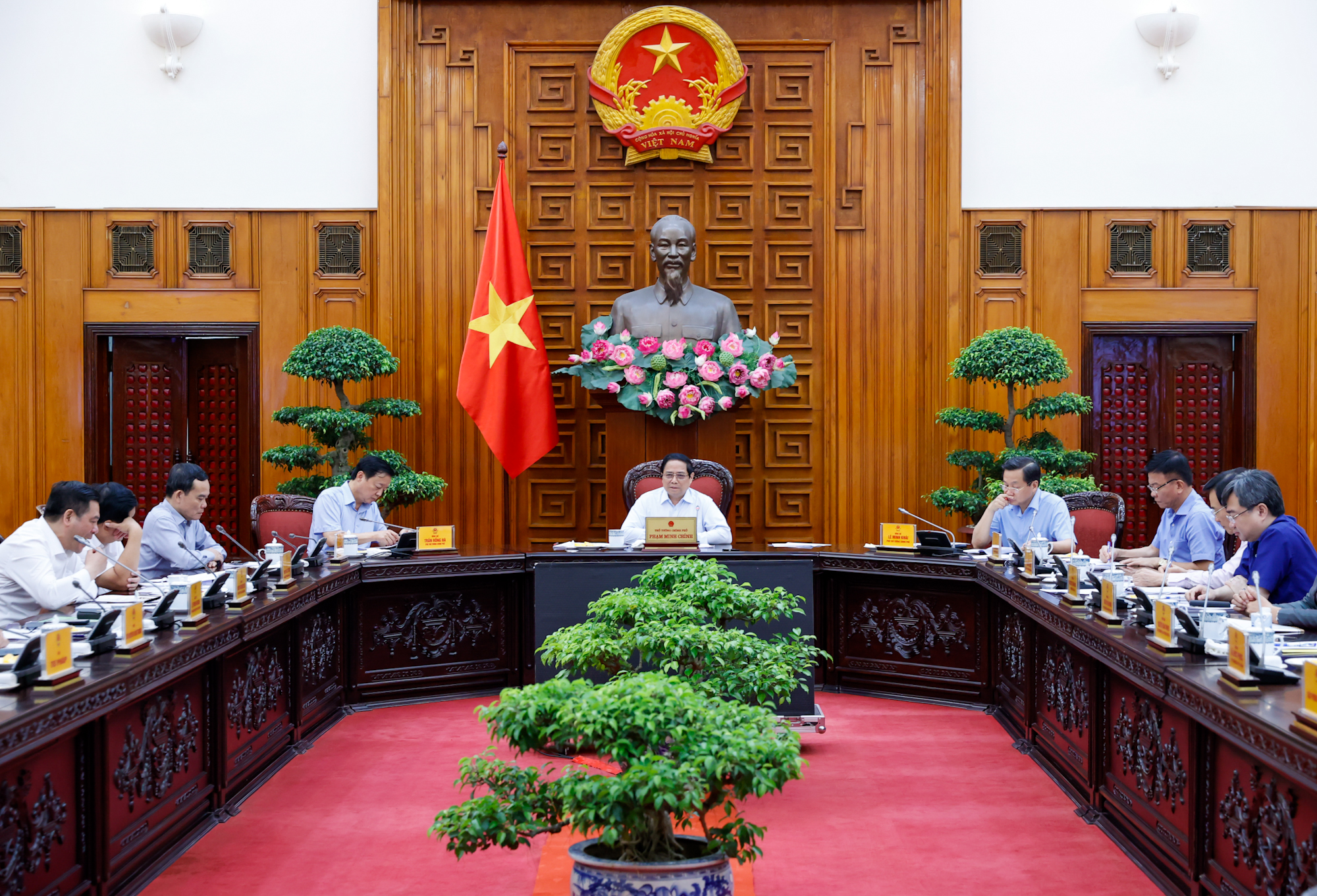 Thủ tướng nêu rõ các mục tiêu là góp phần khắc phục tình trạng né tránh, đùn đẩy, sợ sai, sợ trách nhiệm, không dám nghĩ, không dám làm, bệnh trì trệ trong một bộ phận cán bộ, đảng viên - Ảnh: VGP