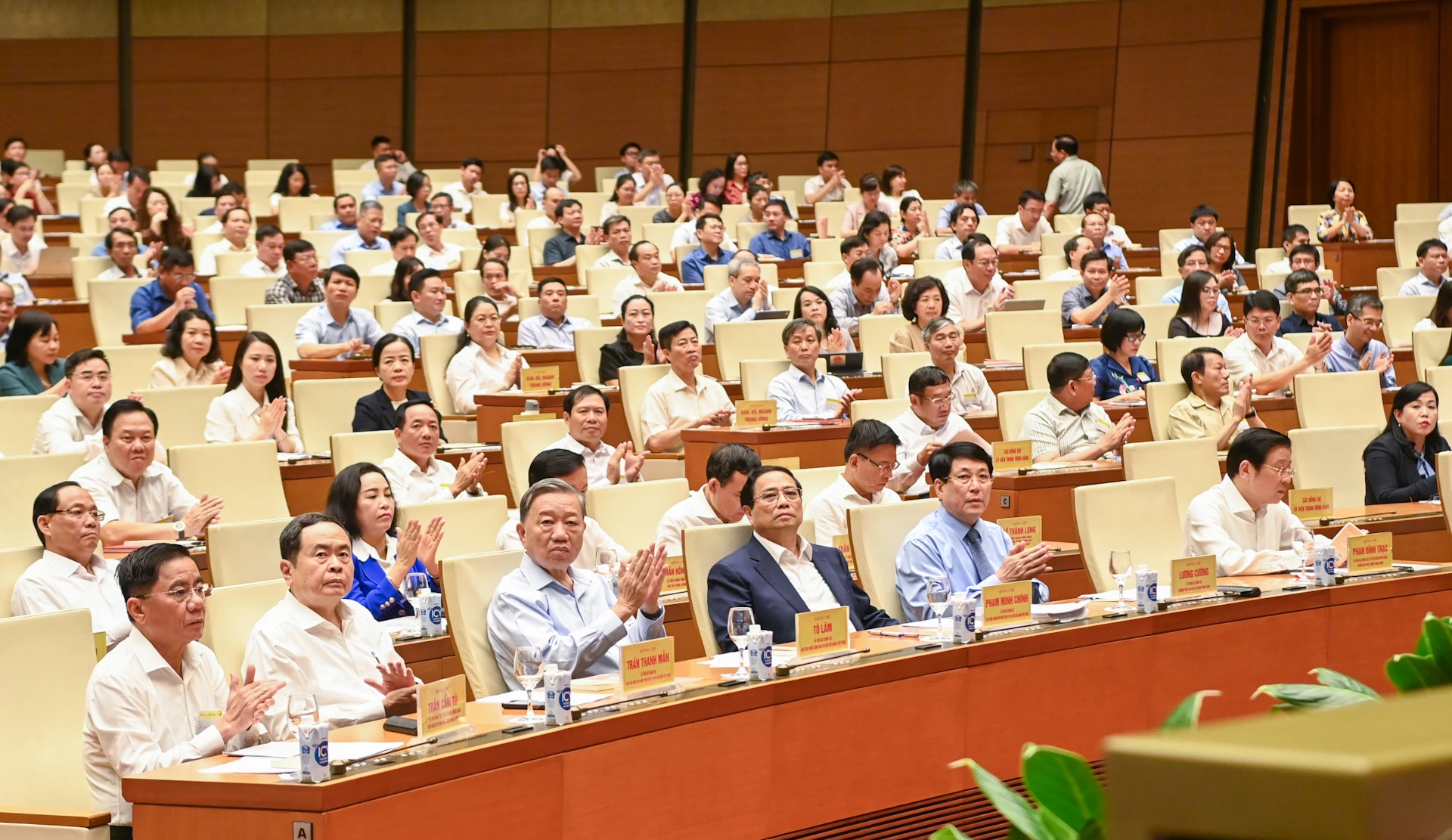 Chủ tịch nước Tô Lâm, Thủ tướng Phạm Minh Chính, Chủ tịch Quốc hội Trần Thanh Mẫn, Thường trực Ban Bí thư Lương Cường cùng các đồng chí lãnh đạo Đảng, Nhà nước và các đại biểu dự hội nghị tại Hội trường Diên Hồng.