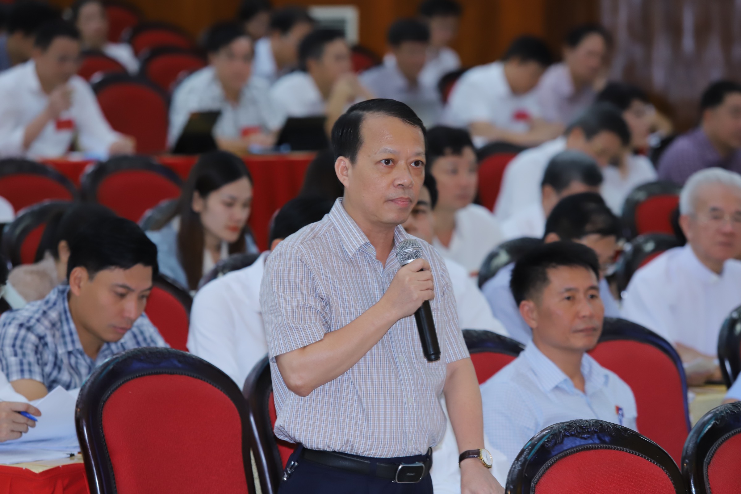 Đại biểu Đỗ Ngọc Duy chất vấn Giám đốc Sở Tài chính Thanh Hóa