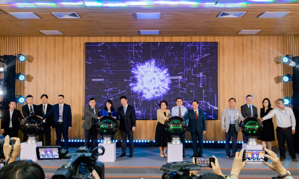Các đại biểu thực hiện nghi thức khai mạc iTech Expo 2024