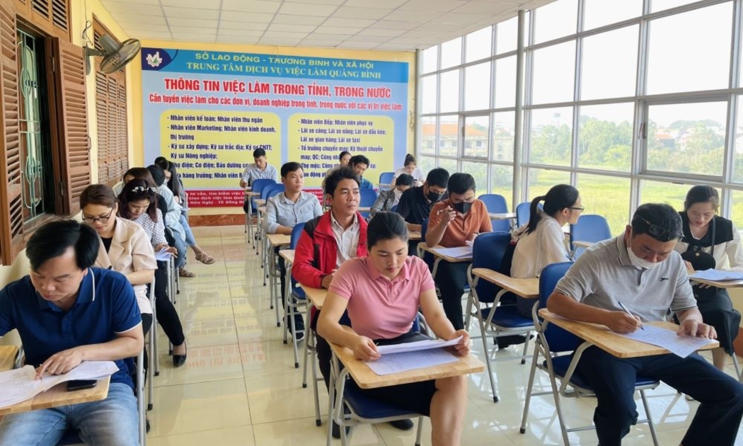 Người lao động tham gia phiên giao dịch việc làm tại Trung tâm Dịch vụ việc làm tỉnh Quảng Bình