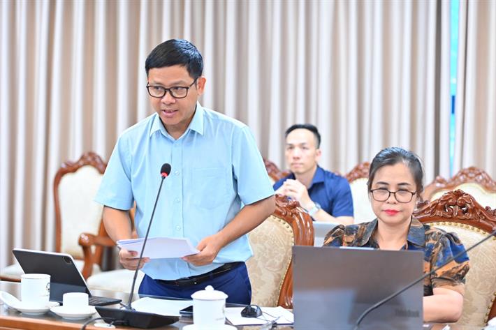 Cục trưởng Cục Công nghệ thông tin Nguyễn Sơn Hải trình bày báo cáo công tác chuyển đổi số 6 tháng đầu năm 2024. Ảnh: MOET.