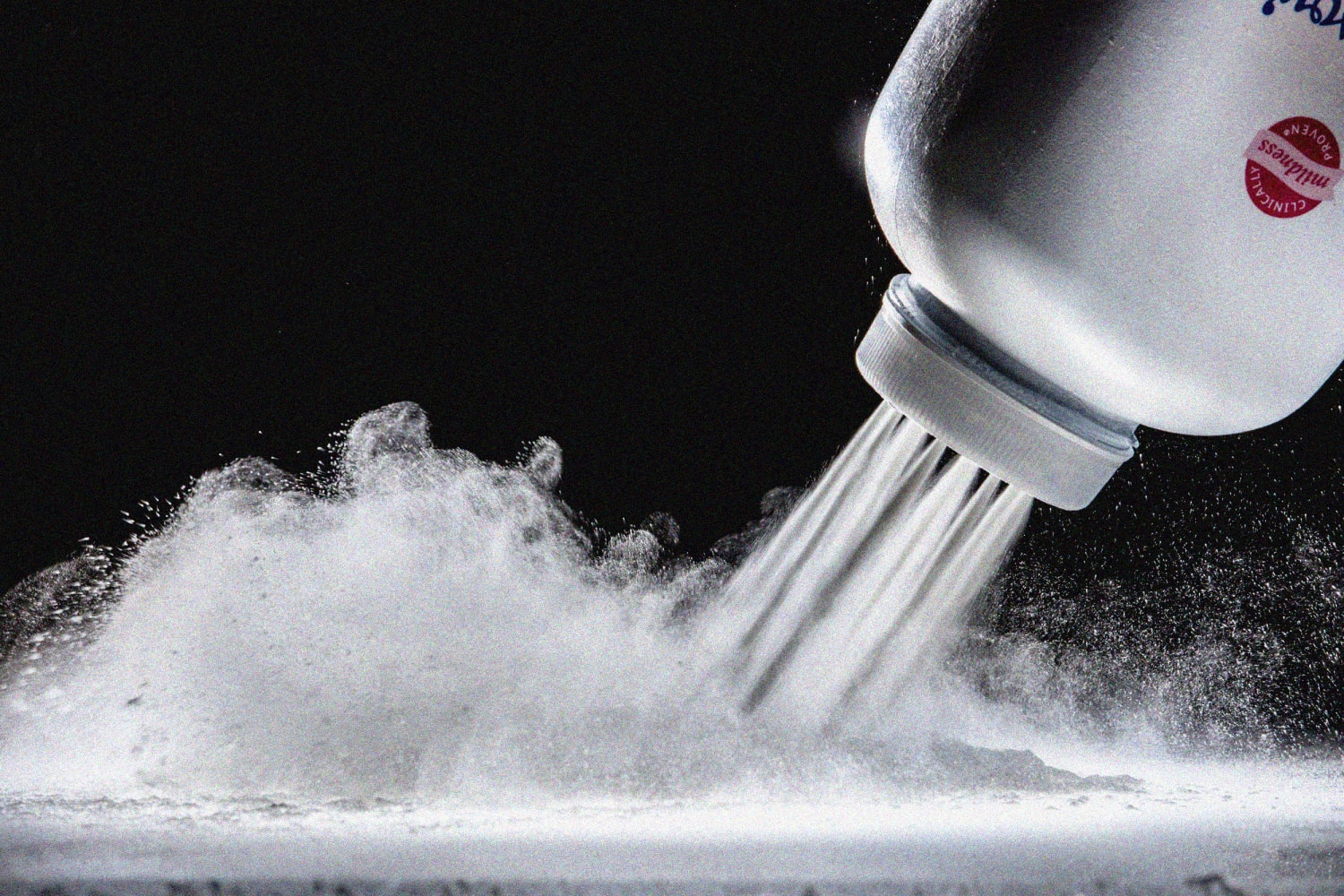Talc, còn gọi là bột tan hoặc hoạt thạch, thường được khai thác từ các mỏ đá tự nhiên trên khắp thế giới.