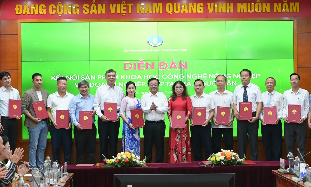 Bộ trưởng Lê Minh Hoan chứng kiến ký kết hợp tác trong việc chuyển giao công nghệ giữa các Viện nghiên cứu và các doanh nghiệp.