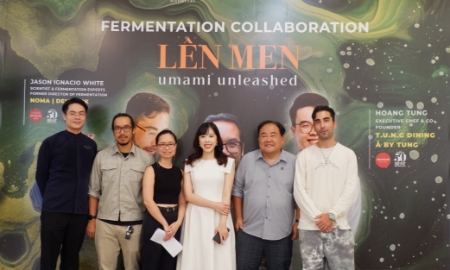 Bếp trưởng Hoàng Tùng của TUNG Group và các chuyên gia về lên men chụp ảnh tại lễ khởi động dự án Lên Men.