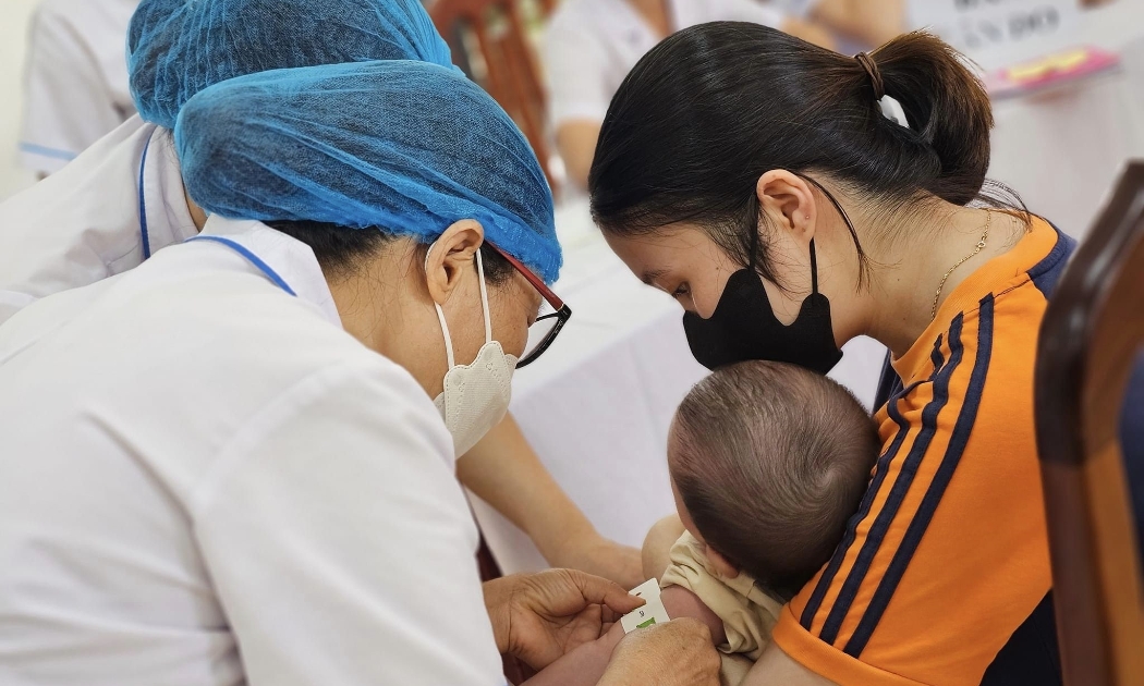 Tiêm chủng cho trẻ em. Ảnh: Tuấn Dũng.
