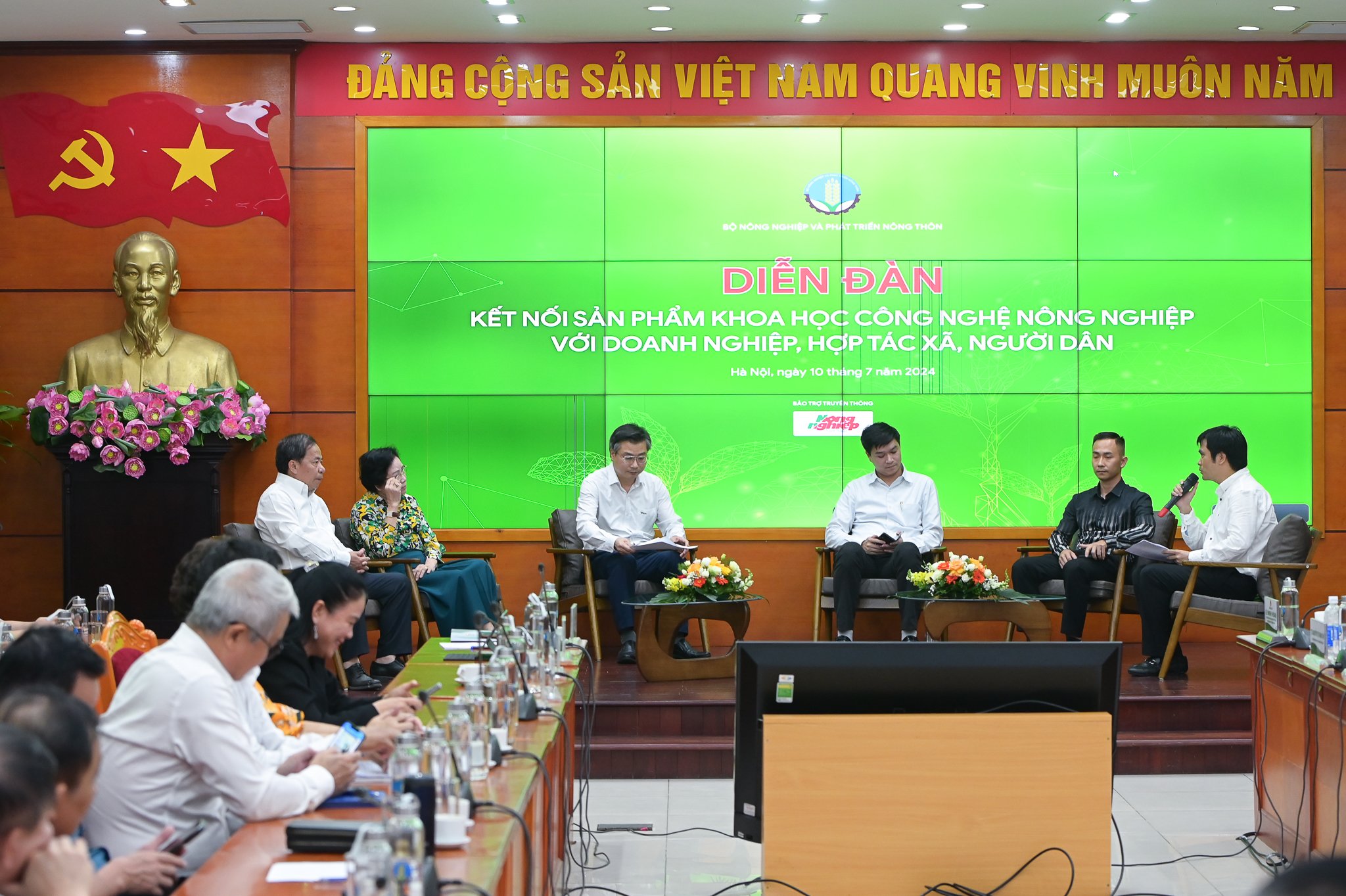 Các diễn giả tham gia diễn đàn.