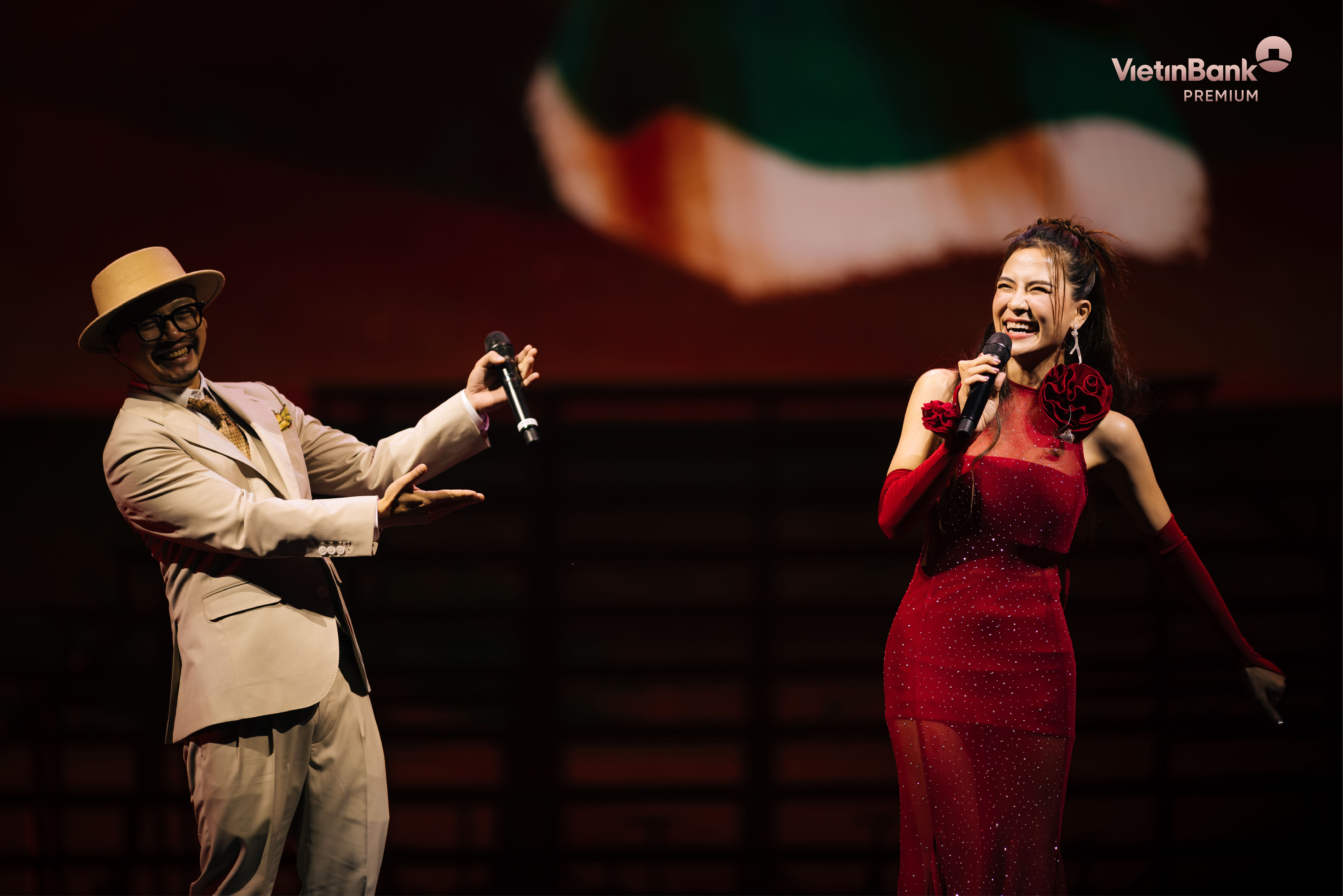 Mở m&agrave;n chương tr&igrave;nh đầy ấn tượng c&ugrave;ng H&agrave; Nhi v&agrave; H&agrave; L&ecirc;.