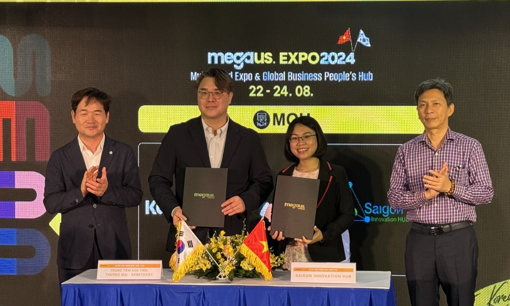 Từ trái sang phải: Đại diện Trung tâm Xúc tiến Thương mại Hàn Việt (KORETOVIET) và Saigon Innovation Hub (SIHUB) cùng ký kết hợp tác.