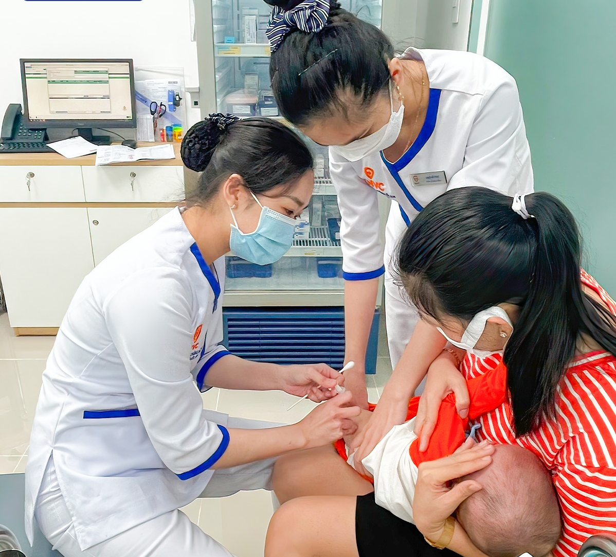 Trẻ sơ sinh từ 6 tháng tuổi trở lên dần bị mất kháng thể phòng bạch hầu thụ động từ mẹ, là một trong những đối tượng cần đi tiêm phòng sớm.