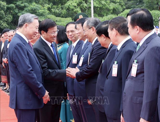 Chủ tịch nước Tô Lâm giới thiệu với Tổng Bí thư, Chủ tịch nước Lào Thongloun Sisoulith các thành viên Đoàn Việt Nam. Ảnh: TTXVN