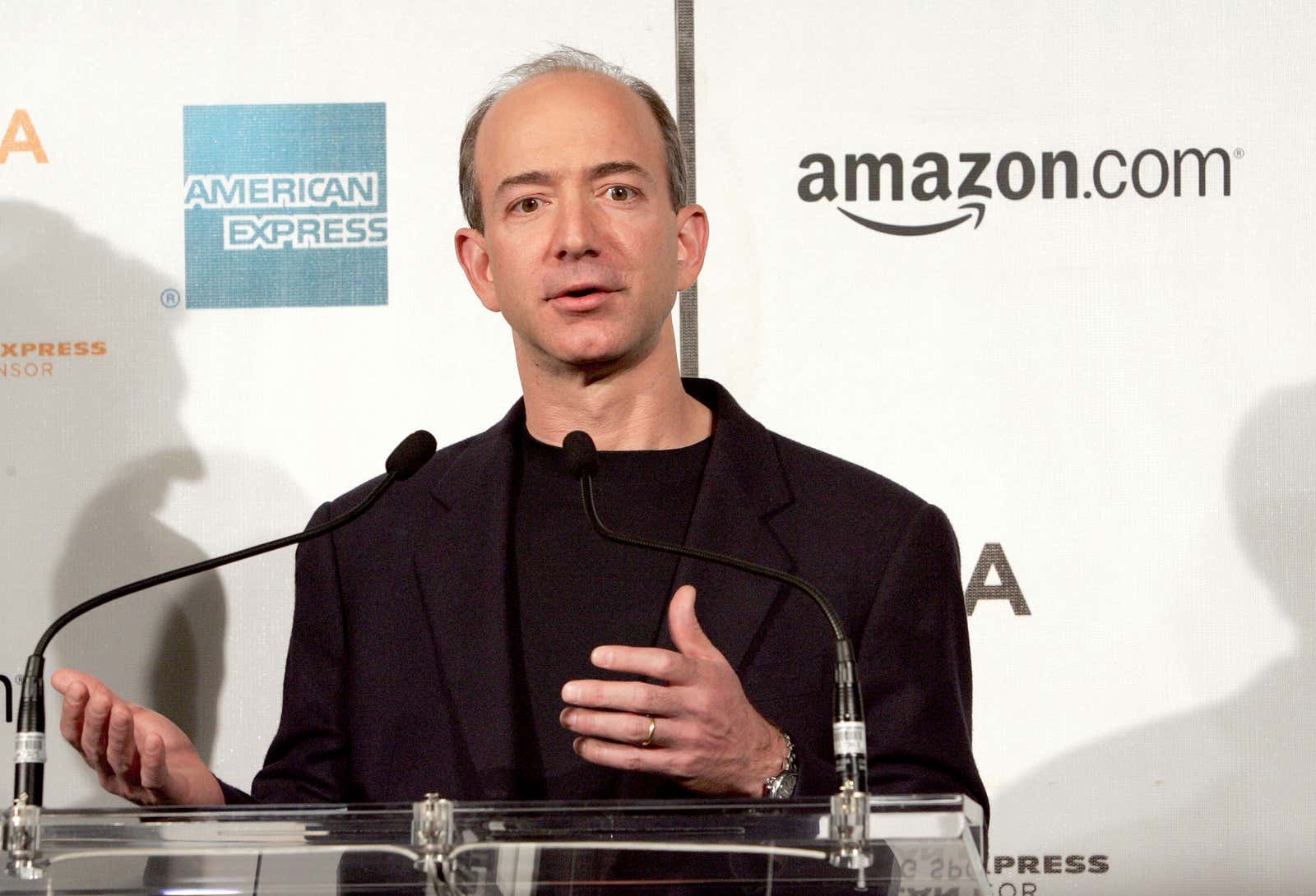 Amazon được Jeff Bezos thành lập trong gara vào ngày 5/7/1994