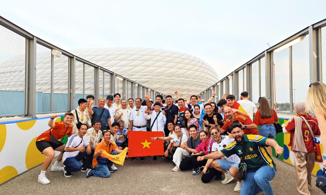 Đoàn có dịp đến với sân vận đồng huyền thoại huyền thoại Allianz Arena, Munich, Đức.